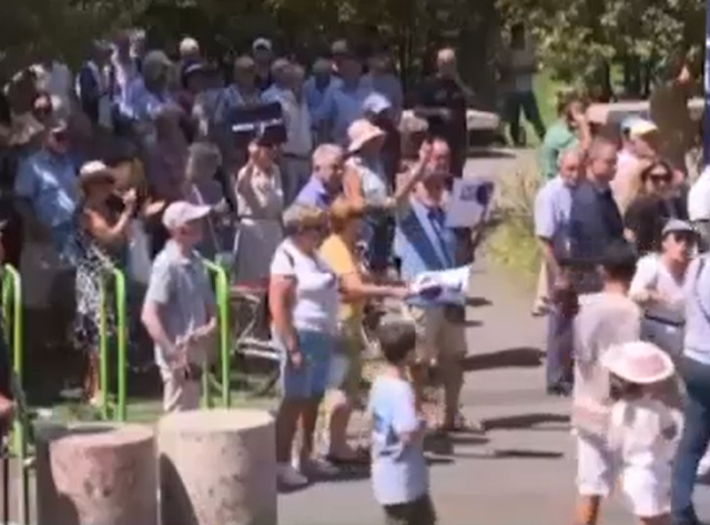 VIDEO/ Lehësit e PD-së si protestues acarohen dhe përzënë turistët që po kalonin para bashkisë! VIDEO/ Lehësit e PD-së si protestues acarohen dhe përzënë turistët që po kalonin para bashkisë!