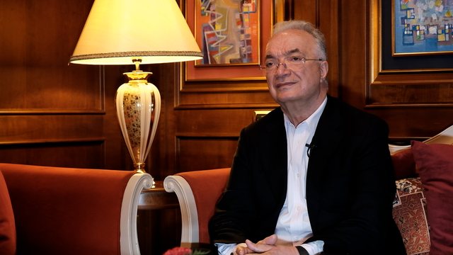 Njeriu që kontaktonte me amerikanët gjatë luftës, tregon se pse erdhi kreu i CIA në Kosovë Njeriu që kontaktonte me amerikanët gjatë luftës, tregon se pse erdhi kreu i CIA në Kosovë