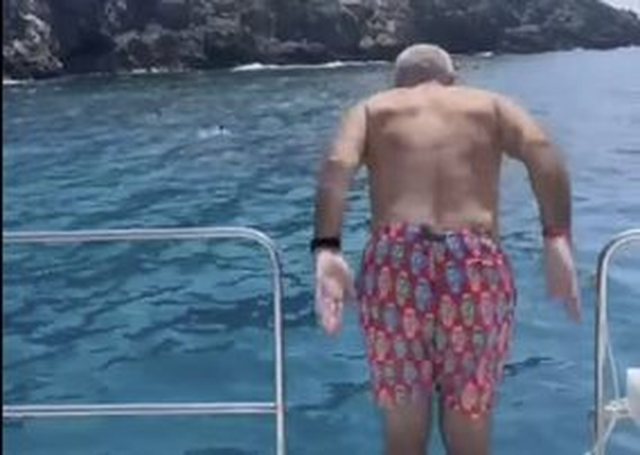 VIDEO/ Ilir Meta “tremb” të ftuarit në Jalë: Mban frymën gjatë në det VIDEO/ Ilir Meta “tremb” të ftuarit në Jalë: Mban frymën gjatë në det