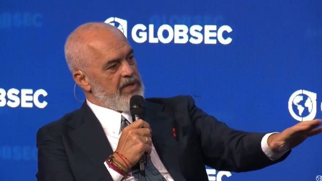 “Si i ruani raportet e mira dhe me Trump, dhe me Biden”? Rama: Shqipëria është një vend i vogël, që ka nevojë për miq dhe aspak për armiq “Si i ruani raportet e mira dhe me Trump, dhe me Biden”? Rama: Shqipëria është një vend i vogël, që ka nevojë për miq dhe aspak për armiq