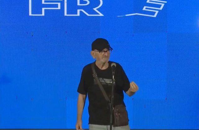 Medi Malkaj nuk e di?! Të gjithë ata poshtë ballkonit janë më të sëmur se ai…kot ankohet për deputetetët e PD që janë mirë: Ku janë këta? Unë i sëmurë dhe vij përditë poshtë dritares së doktorit! Medi Malkaj nuk e di?! Të gjithë ata poshtë ballkonit janë më të sëmur se ai…kot ankohet për deputetetët e PD që janë mirë: Ku janë këta? Unë i sëmurë dhe vij përditë poshtë dritares së doktorit!