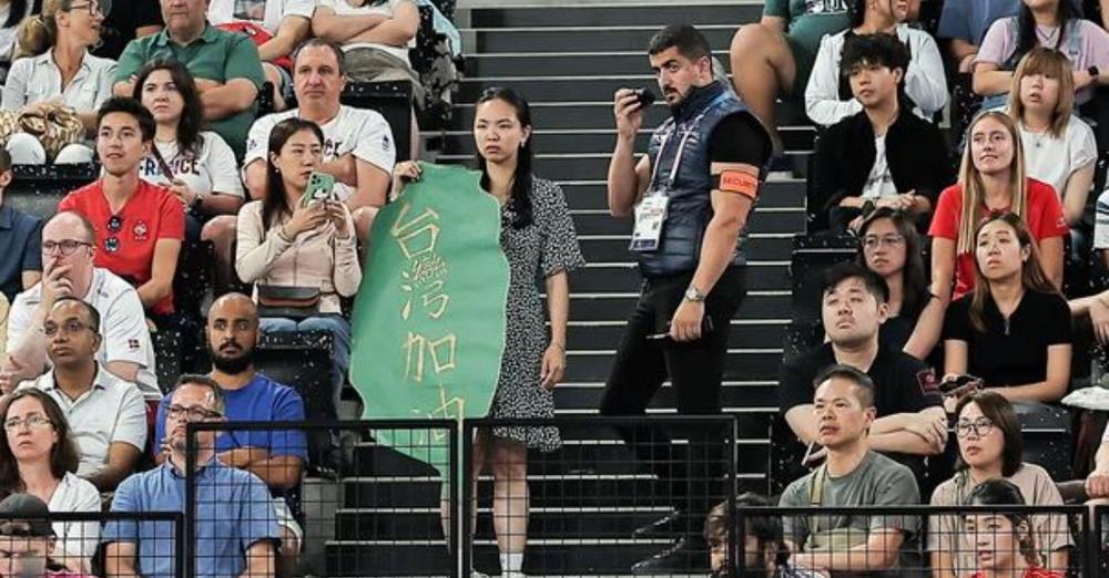 Ia morën posterin nga duart, pse fjala Tajvan është e ndaluar në Lojërat Olimpike? Tajvanezët të keqtrajtuar Ia morën posterin nga duart, pse fjala Tajvan është e ndaluar në Lojërat Olimpike? Tajvanezët të keqtrajtuar