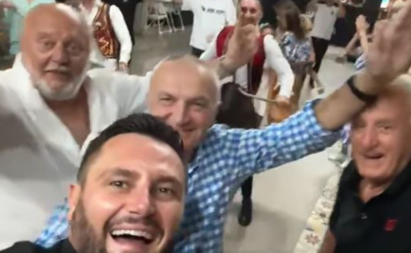 VIDEO/ Dy beqarë të divorcuari, Ilir Meta dhe Bes Kallaku… e “djegin” në shoqërinë e disa burrave VIDEO/ Dy beqarë të divorcuari, Ilir Meta dhe Bes Kallaku… e “djegin” në shoqërinë e disa burrave