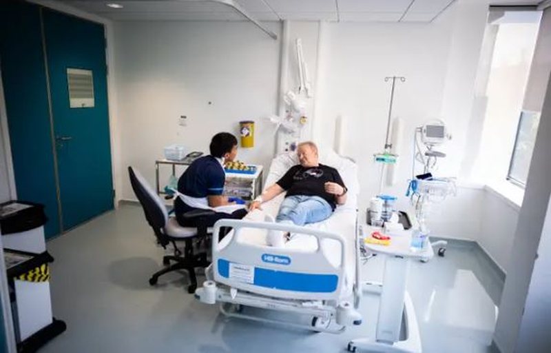 Shpresë për pacientët e prekur nga kanceri i mushkërive, 67-vjeçari provon vaksinën: Uroj që trajtimi të jetë efektiv! Shpresë për pacientët e prekur nga kanceri i mushkërive, 67-vjeçari provon vaksinën: Uroj që trajtimi të jetë efektiv!