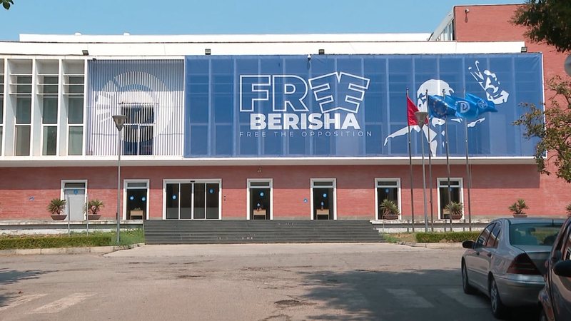 Basha-Berisha, paratë në gjyq: Range Rover pret të zotin në parking, i braktisur nga Luli por edhe nga Saliu majë ballkonit! Basha-Berisha, paratë në gjyq: Range Rover pret të zotin në parking, i braktisur nga Luli por edhe nga Saliu majë ballkonit!