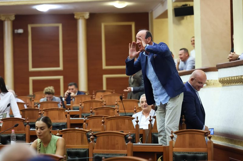 “O budall, uli këmbët nga tavolina”! “O budall, uli këmbët nga tavolina”!