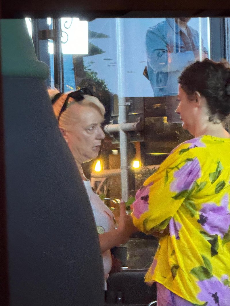 FOTO LAJM/ Berishës i mbetet vetëm Argita me Adrianën poshtë ballkonit