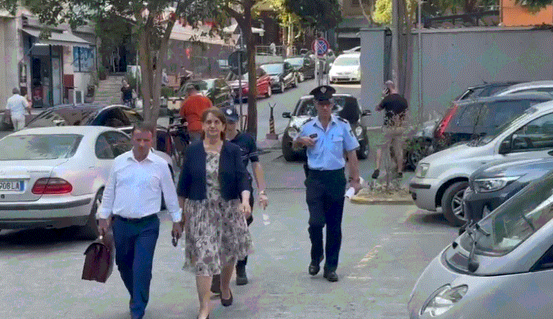 Akuzohet për korrupsion, GJKKO vendos masën ‘arrest në shtëpi’ për ish-gjyqtaren e Elbasanit! Pajtime Fetahu përlotet në gjyq: S’kam faj Akuzohet për korrupsion, GJKKO vendos masën ‘arrest në shtëpi’ për ish-gjyqtaren e Elbasanit! Pajtime Fetahu përlotet në gjyq: S’kam faj