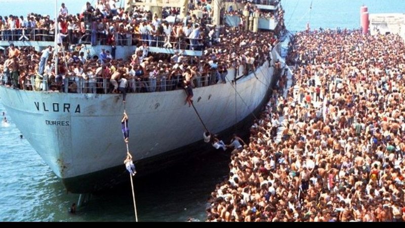 Si sot e 33 vite më parë aty ishin 20 mijë prej nesh! Si sot e 33 vite më parë aty ishin 20 mijë prej nesh!