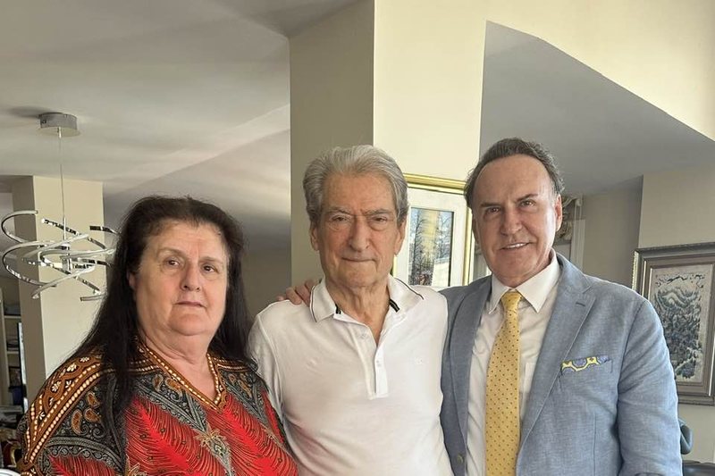 Bashkë me deputetin e dënuar për vrasje Gani Geci në “vakit” e Berishës edhe një e pandehur në SHBA që e paraqet si sekretare e Vatra-s