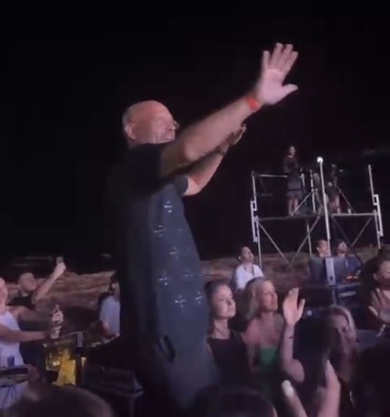 Para dy ditësh Manjani deklaronte: Në këtë vend nuk mund të jetohet! Dje harbohej mbi tavolinë duke ndjekur këngëtarin grek Argjiros e kërcyer si “grekar” në jug të Shqipërisë (Video) Para dy ditësh Manjani deklaronte: Në këtë vend nuk mund të jetohet! Dje harbohej mbi tavolinë duke ndjekur këngëtarin grek Argjiros e kërcyer si “grekar” në jug të Shqipërisë (Video)