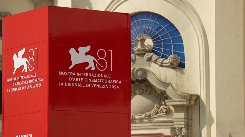 Yjet e kinemasë mblidhen në Festivalin e Venecias Yjet e kinemasë mblidhen në Festivalin e Venecias