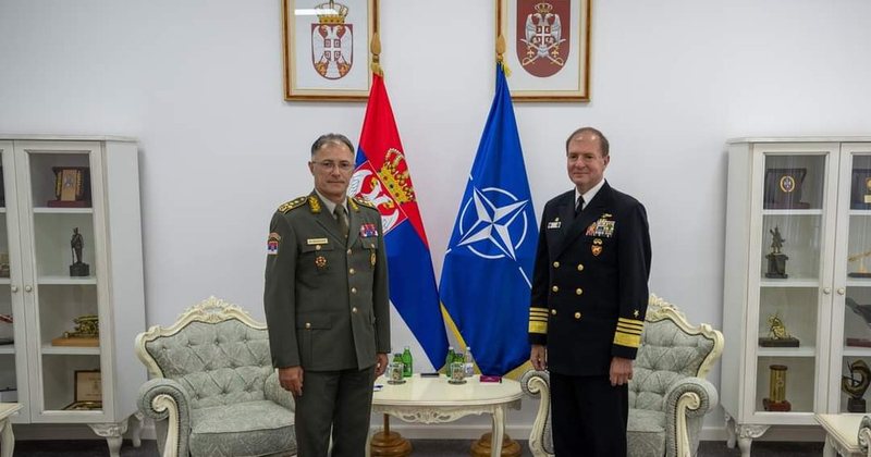 Pas i tregoni Binit vëndin admirali i NATO-s i shkon në zyrë shefit të Shtabit të ushtrisë serbe Pas i tregoni Binit vëndin admirali i NATO-s i shkon në zyrë shefit të Shtabit të ushtrisë serbe