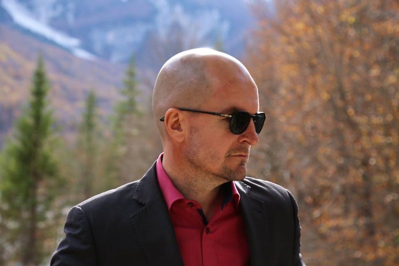 “Perla” nga këshilltari I Saliut majë ballkonit Lela: Socialistët e tallnin Berishën dhe ne veriorët, na quanin çeçenë! Sot krenohen me çeçenët “Perla” nga këshilltari I Saliut majë ballkonit Lela: Socialistët e tallnin Berishën dhe ne veriorët, na quanin çeçenë! Sot krenohen me çeçenët