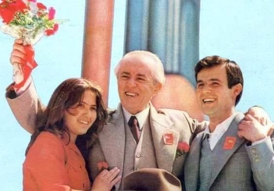 Kush është vajza përkrah Enverit në foton me Fatmir Xhafaj, çfarë bën ajo sot? Kush është vajza përkrah Enverit në foton me Fatmir Xhafaj, çfarë bën ajo sot?