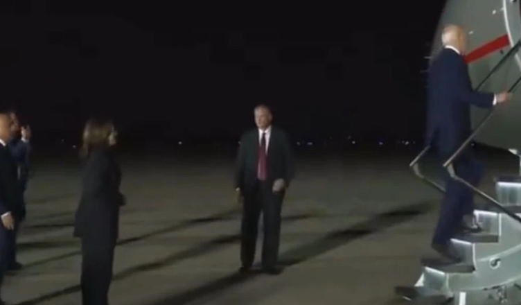 VIDEO/ Gafa e radhës e Biden, çfarë bëri presidenti gjatë pritjes së ish-të burgosurve amerikanë në Rusi! Harris ‘shtanget’ VIDEO/ Gafa e radhës e Biden, çfarë bëri presidenti gjatë pritjes së ish-të burgosurve amerikanë në Rusi! Harris ‘shtanget’
