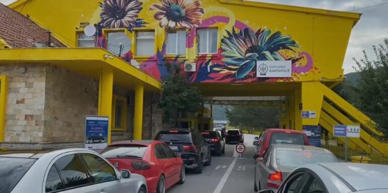 Fluks lëvizjesh në pikat e kalimit kufitar të Kapshticës dhe Qafë Thanës: Ja sa qytetarë kanë hyrë dhe dalë (Shifrat) Fluks lëvizjesh në pikat e kalimit kufitar të Kapshticës dhe Qafë Thanës: Ja sa qytetarë kanë hyrë dhe dalë (Shifrat)