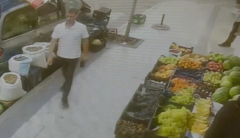 “Duhet ta rrihet me kujdes”?! Dhunoi për vdekje 42-vjeçarin në Pogradec, gjykata për pak sa nuk e nxorri të pafajshëm autorin: Vrasje nga pakujdesia! Lirohen 3 bashkëpunëtorët e tij “Duhet ta rrihet me kujdes”?! Dhunoi për vdekje 42-vjeçarin në Pogradec, gjykata për pak sa nuk e nxorri të pafajshëm autorin: Vrasje nga pakujdesia! Lirohen 3 bashkëpunëtorët e tij