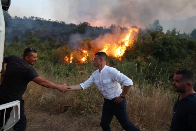 Flakët ‘pushtojnë’ vendin, ministri Vëngu zbulon çfarë po ndodh me situatën e zjarreve Flakët ‘pushtojnë’ vendin, ministri Vëngu zbulon çfarë po ndodh me situatën e zjarreve