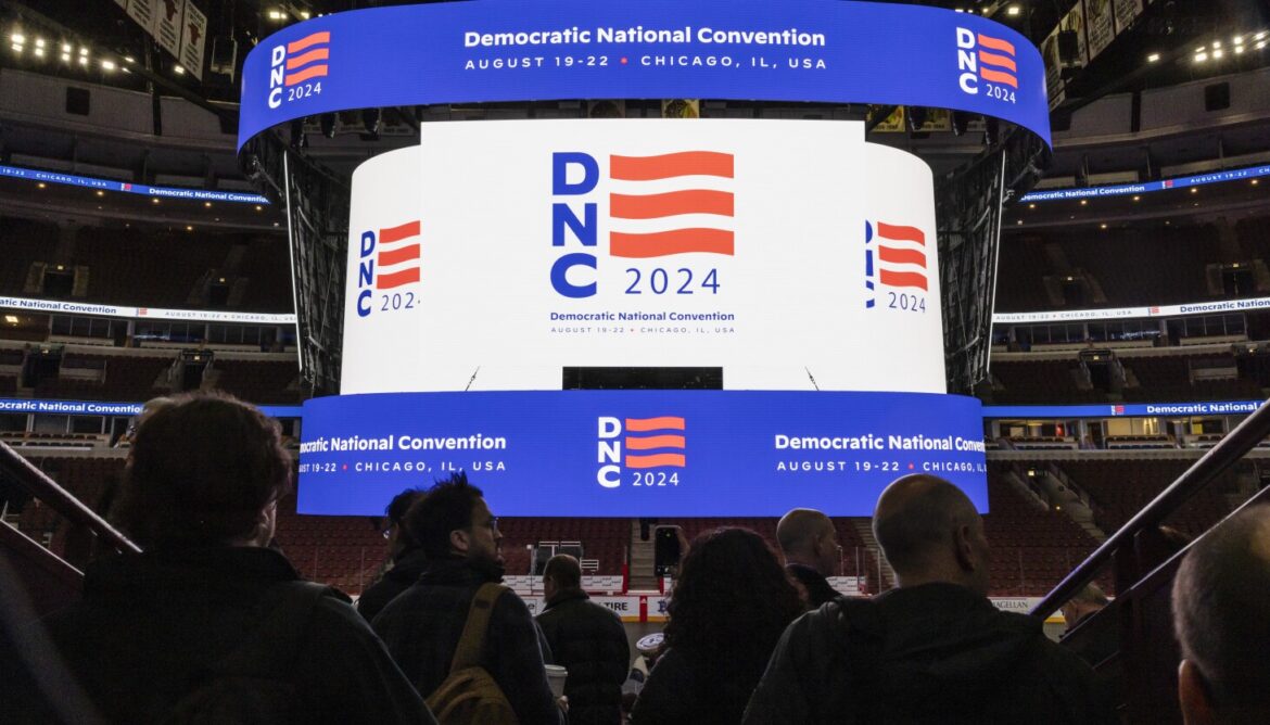 Pritje “madhështore” në Amelikë për Bin Kurtin me eskortë e gardë në ëndrrën e trushplarëve… në karrigen 10100 (Foto) Pritje “madhështore” në Amelikë për Bin Kurtin me eskortë e gardë në ëndrrën e trushplarëve… në karrigen 10100 (Foto)