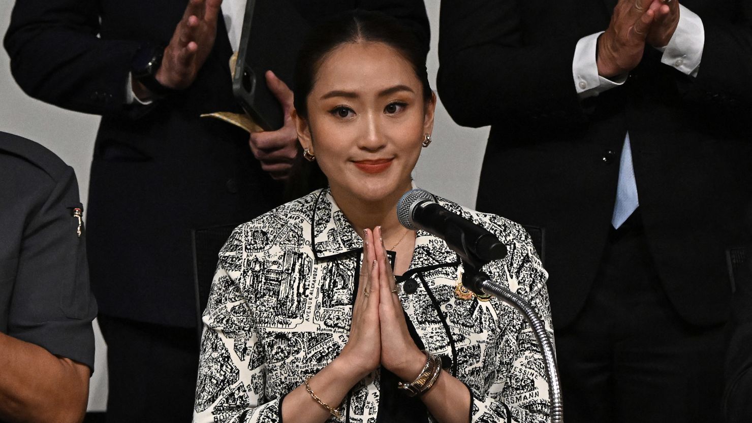 Pas babait dhe hallës, radhën e ka ajo për kryeministre… Pas babait dhe hallës, radhën e ka ajo për kryeministre…