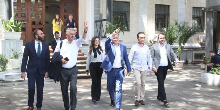 “4 këlyshë Sorosi drejtues qarqesh në PD”, shpërthen Murrizi: Servilë, duartrokisni çdo broçkull që del nga goja e çdo debili që mendon veten si lider politik “4 këlyshë Sorosi drejtues qarqesh në PD”, shpërthen Murrizi: Servilë, duartrokisni çdo broçkull që del nga goja e çdo debili që mendon veten si lider politik