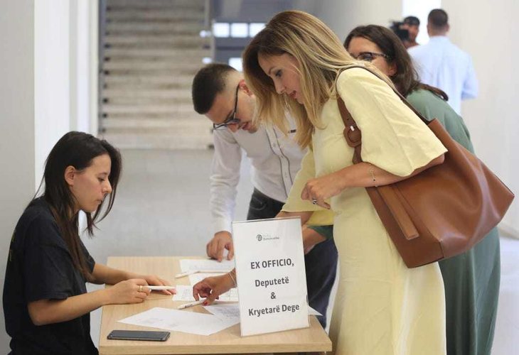 Rikthimi i Joridës në “prehërin” e gjysh Saliut… nga halli apo nga malli?! Rikthimi i Joridës në “prehërin” e gjysh Saliut… nga halli apo nga malli?!