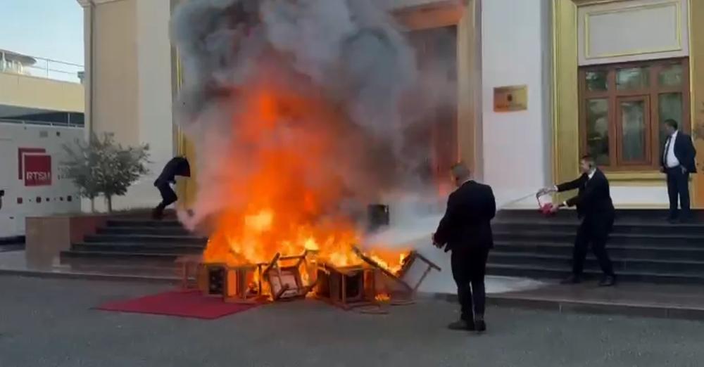 Delinkuentë, idiotë dhe qesharakë! Delinkuentë, idiotë dhe qesharakë!