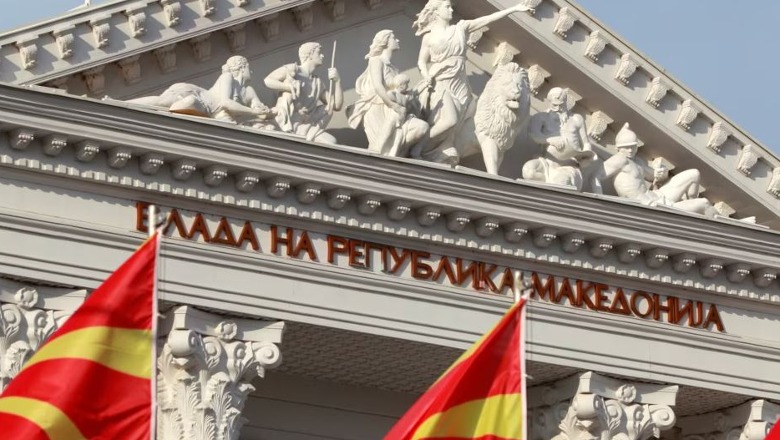 Fillojnë manovrat antishqiptare në MV: Do të shfuqizohet ligji për gjuhët! BDI: Mos e prekni gjuhën shqipe! Koalicioni “Vlen” në qeverisje “lehë” kot: Nisma rrezikon të hapë kutinë e Pandorës Fillojnë manovrat antishqiptare në MV: Do të shfuqizohet ligji për gjuhët! BDI: Mos e prekni gjuhën shqipe! Koalicioni “Vlen” në qeverisje “lehë” kot: Nisma rrezikon të hapë kutinë e Pandorës