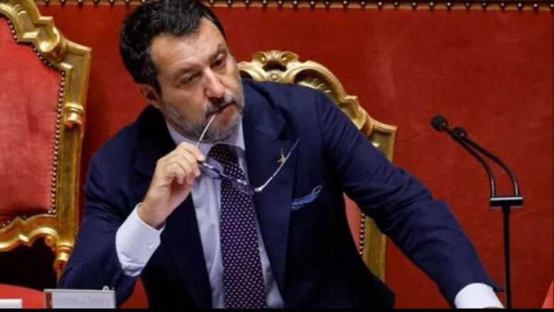 ‘Mbajti peng emigrantët në det’ prokuroria e Palermos kërkon 6 vite për burg për Salvinin! Meloni i del në mbrojtje: Të mbrosh vendin s’është krim ‘Mbajti peng emigrantët në det’ prokuroria e Palermos kërkon 6 vite për burg për Salvinin! Meloni i del në mbrojtje: Të mbrosh vendin s’është krim