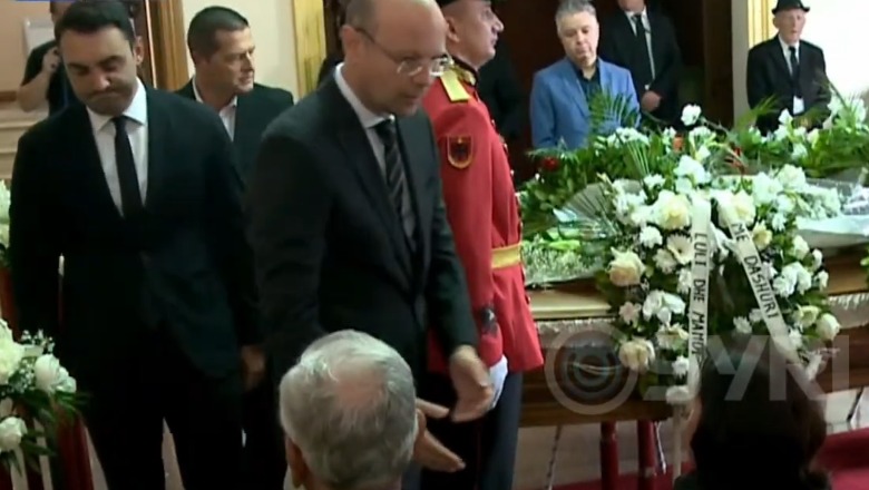 PD me Këlliçin e kanë linçuar Bogdanin si dikur Berisha ka bërë me Sokol Olldashin ose Azem Hajdarin. Dhe tani e qajnë njësoj! PD me Këlliçin e kanë linçuar Bogdanin si dikur Berisha ka bërë me Sokol Olldashin ose Azem Hajdarin. Dhe tani e qajnë njësoj!