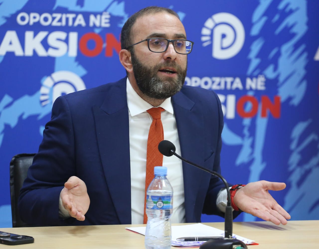 Salianjit i ështe dërguar urdhër arresti për vetëdorzim në orën 17 Bardhi me grupin parlamentar do sulmojnë policinë në orën 17 e 1 minut Salianjit i ështe dërguar urdhër arresti për vetëdorzim në orën 17 Bardhi me grupin parlamentar do sulmojnë policinë në orën 17 e 1 minut