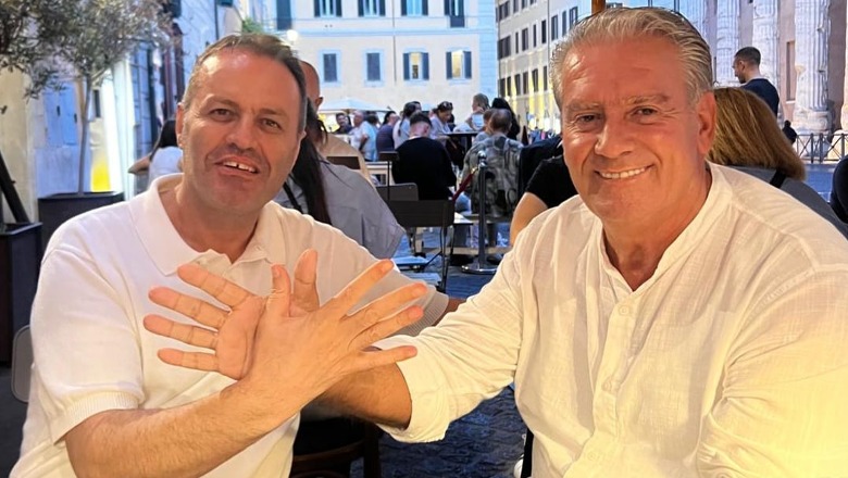 Ju kishte marrë malli për “patrikotin” e prokurorisë? Ja ku e keni duke bërë shqiponjën pas disa vitesh Tik Llallën, jo me Tik Lapajn, por me Tik… Ju kishte marrë malli për “patrikotin” e prokurorisë? Ja ku e keni duke bërë shqiponjën pas disa vitesh Tik Llallën, jo me Tik Lapajn, por me Tik…