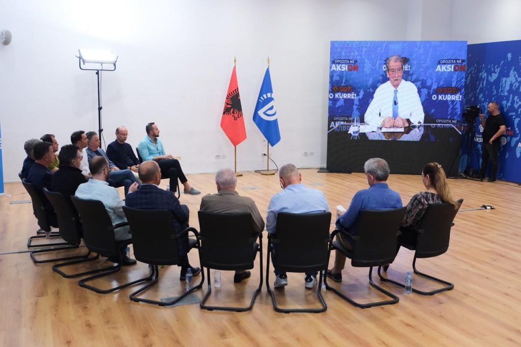 Marshalli i Shqupit dhe dymdhet koljonelat e tij Marshalli i Shqupit dhe dymdhet koljonelat e tij