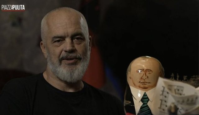 Gazetari italian pyet Ramën pse mban kukullën Putin në tavolinën e punës, ja si përgjigjet kryeministri Gazetari italian pyet Ramën pse mban kukullën Putin në tavolinën e punës, ja si përgjigjet kryeministri