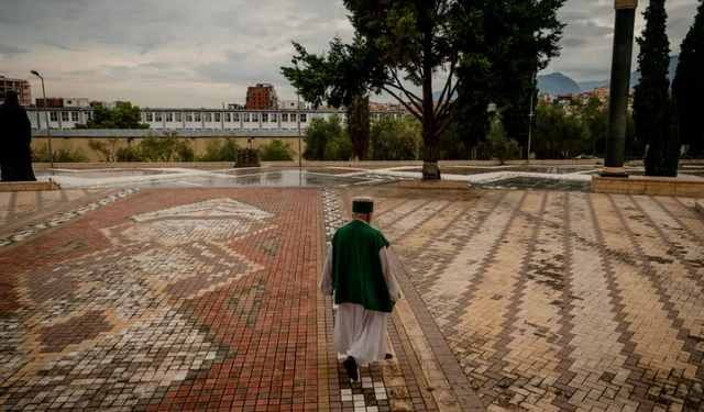 Baba Mondi, sot më i famshmi në Nju Jork: NYT hap gazetën me lajme për Kryegjyshin Baba Mondi, sot më i famshmi në Nju Jork: NYT hap gazetën me lajme për Kryegjyshin