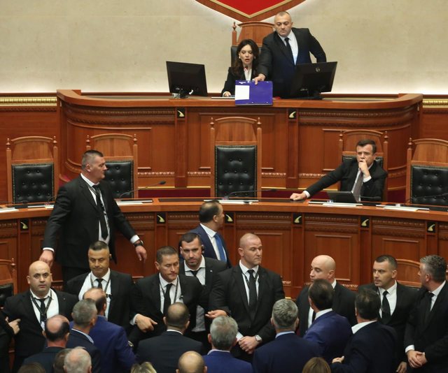 Karrige të djegura në parlament, ish-deputeti: Salianjit ja futi Gazi me Alibeajn!