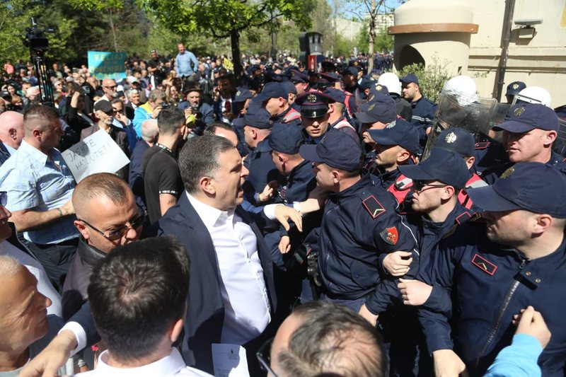 Adriana Kalaja me pistoletë, Blushi i Metës me top: Ja vdekje, ja liri Adriana Kalaja me pistoletë, Blushi i Metës me top: Ja vdekje, ja liri