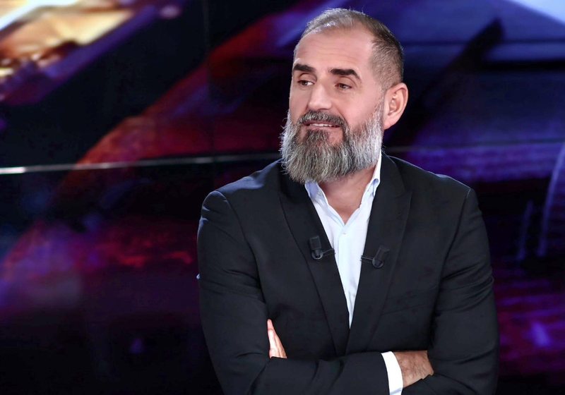 “Diplomati” me shkollë “Kristal” Çim Peku sulmon diplomatët “injorontë” amerikan dhe pyet Grida Dumën: Si ndihesh sot, që amerikanët të dënuan Ervinin? “Diplomati” me shkollë “Kristal” Çim Peku sulmon diplomatët “injorontë” amerikan dhe pyet Grida Dumën: Si ndihesh sot, që amerikanët të dënuan Ervinin?