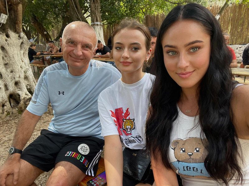 E bukura dhe bisha…(Foto që do i’u trembin) E bukura dhe bisha…(Foto që do i’u trembin)