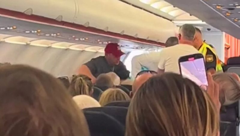 VIDEO/ Panik në ajër gjatë fluturimit për në Greqi, udhëtari tenton të hapë derën e avionit VIDEO/ Panik në ajër gjatë fluturimit për në Greqi, udhëtari tenton të hapë derën e avionit