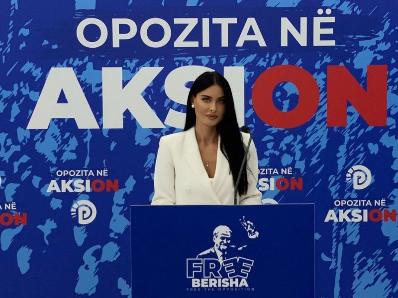 A ka miss që rregullon imazhin Sali Berishës? Herë Florianën e herë Fjoralbën dhe… A ka miss që rregullon imazhin Sali Berishës? Herë Florianën e herë Fjoralbën dhe…