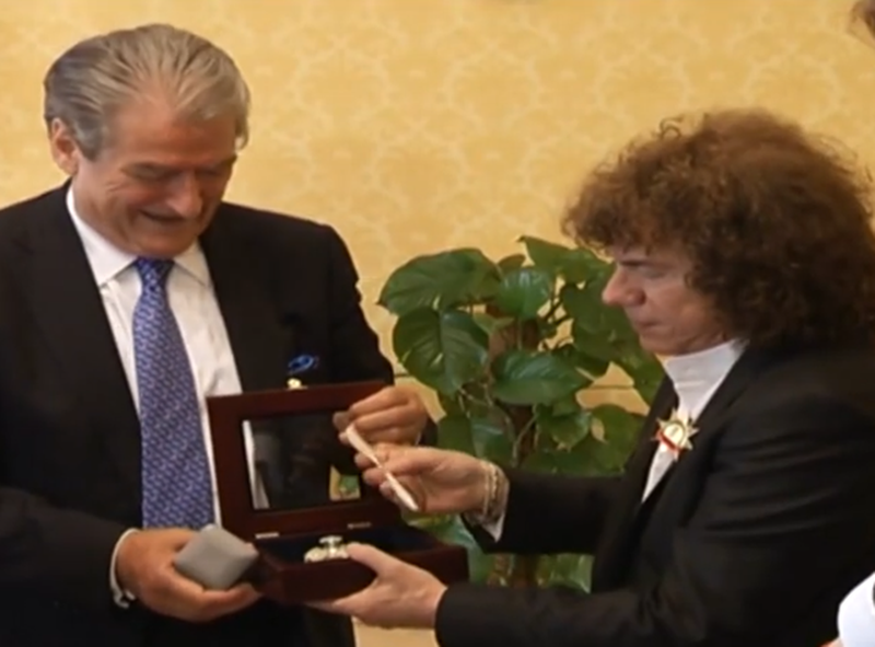 SPAK-u e akuzon për korrupsion, Berisha zbulon këngëtarin e famshëm që solli biznesmeni: E falenderoj Fatmir Bektashin, pagoi 4500 euro…Abin 5 milion SPAK-u e akuzon për korrupsion, Berisha zbulon këngëtarin e famshëm që solli biznesmeni: E falenderoj Fatmir Bektashin, pagoi 4500 euro…Abin 5 milion