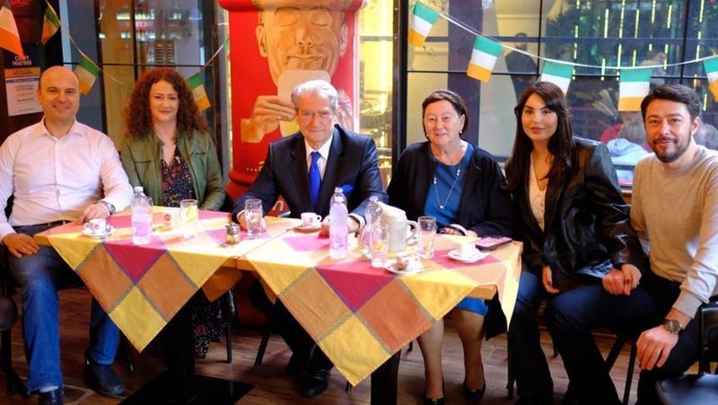 50 pasuritë e deklaruara dhe të fshehura të familjes Berisha (fakte për demokratët) 50 pasuritë e deklaruara dhe të fshehura të familjes Berisha (fakte për demokratët)