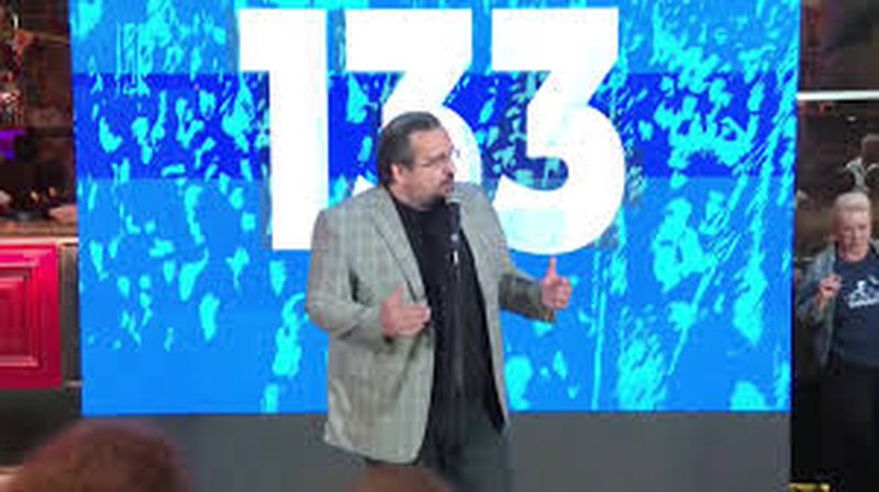 VIDEO/ Tallen me çupëlinat e PS! Shikon “bubuzhelin” e foltores Dorjan Teliti që “mahnit” me servilizmin e tij poshtë Ballkonit! VIDEO/ Tallen me çupëlinat e PS! Shikon “bubuzhelin” e foltores Dorjan Teliti që “mahnit” me servilizmin e tij poshtë Ballkonit!