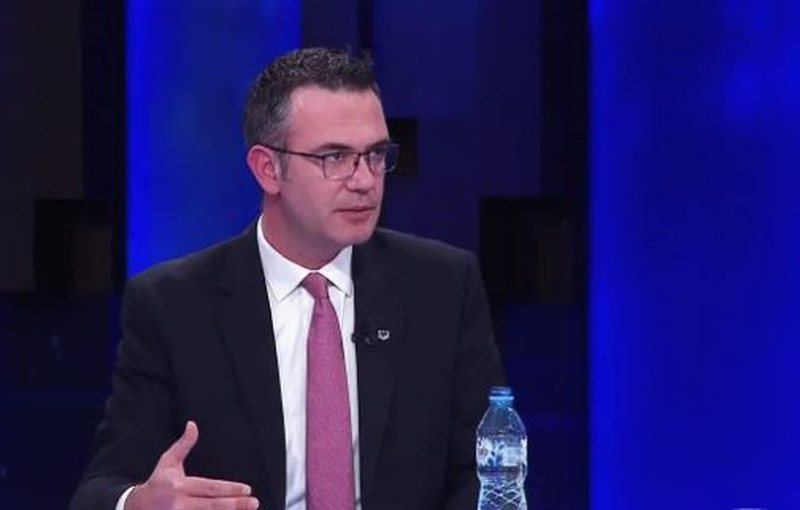 Gerti Bogdani dhe sindroma e “çunit të mirë” Gerti Bogdani dhe sindroma e “çunit të mirë”