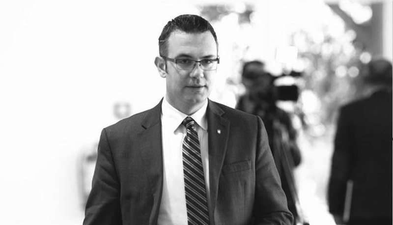 Tragjeditë politike që i ulërijnë fosileve “të freskëta” që drejtojnë armatën e të vdekurve Tragjeditë politike që i ulërijnë fosileve “të freskëta” që drejtojnë armatën e të vdekurve