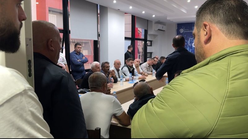 Demokratët e Lezhës përplasen me Flamur Nokën: Berisha na premtoi primare, kanë mbaru rrenat! Nëse vjen Gjekmarkaj, s’dalim në fushatë Demokratët e Lezhës përplasen me Flamur Nokën: Berisha na premtoi primare, kanë mbaru rrenat! Nëse vjen Gjekmarkaj, s’dalim në fushatë