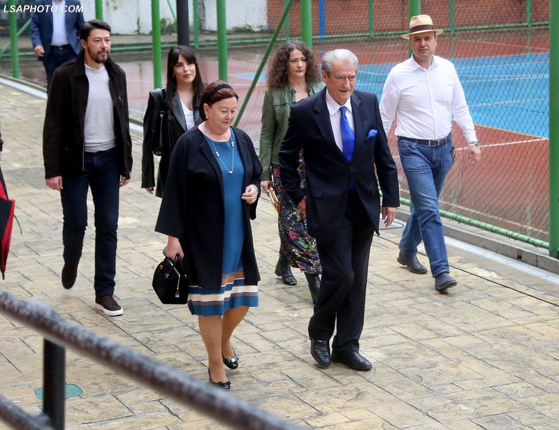 Një dosje e re për Zen Boronicën dhe Liri ‘filantropen’ – Nga kulla me frëngji tek 20 milionë euro pasuri, si u pasurua Familja Berisha Një dosje e re për Zen Boronicën dhe Liri ‘filantropen’ – Nga kulla me frëngji tek 20 milionë euro pasuri, si u pasurua Familja Berisha