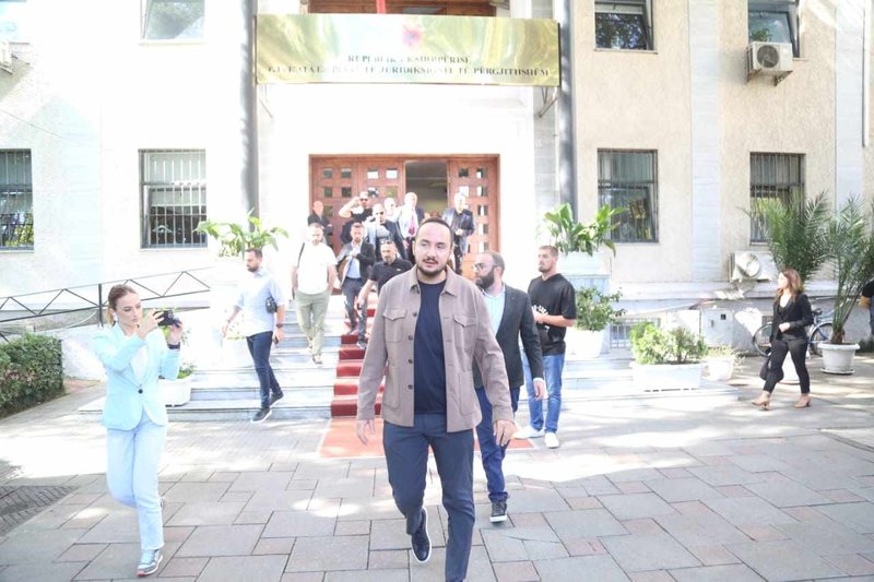 Pse nuk u arrestua në sallën e gjyqit Salianji, si Saimir Tahiri? Pse nuk u arrestua në sallën e gjyqit Salianji, si Saimir Tahiri?